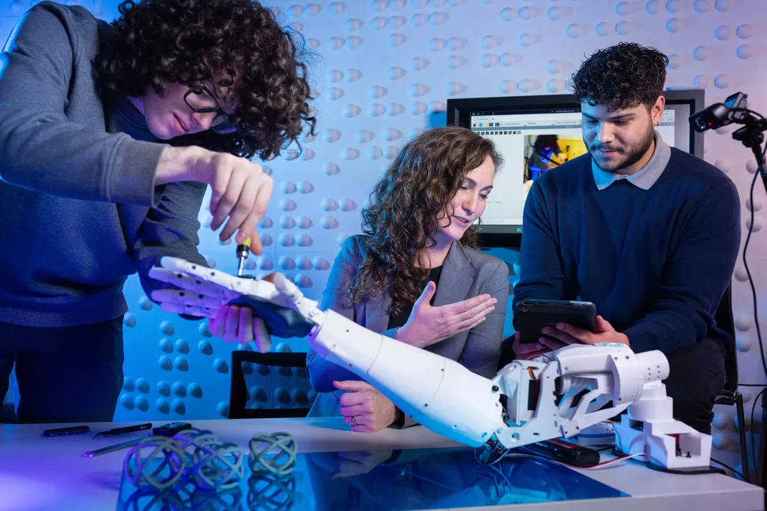 Students work with Professor Jamie Banks and their AI robot Ray, to reserach AI technology in the Link lab in Hinds Hall.